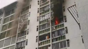 Мъжът умира след като се потопи от сградата по време на Блейз в Цуен Уан на Хонконг