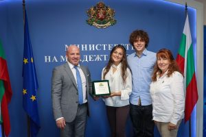 Министър Керязов отличи Елиза Чолакова след историческия й успех в Световната купа по конен спорт